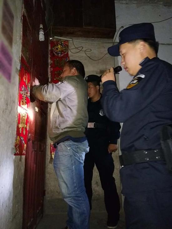 江津粗心妈妈误将幼女锁家中 民警全城寻开锁师傅开门